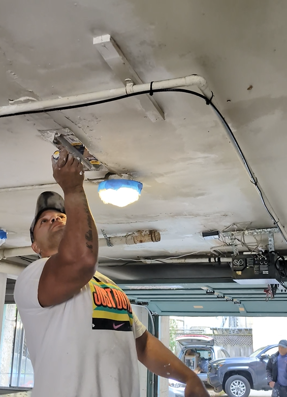 foto garagem reparando drawoll